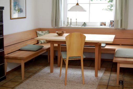 Individuel eingerichtetes Esszimmer mit Esstisch, Stühlen und Eckbank vom Schreiner
