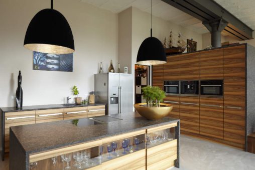 Moderne Küche aus Nussbaum und Arbeitsplatte aus Granit
